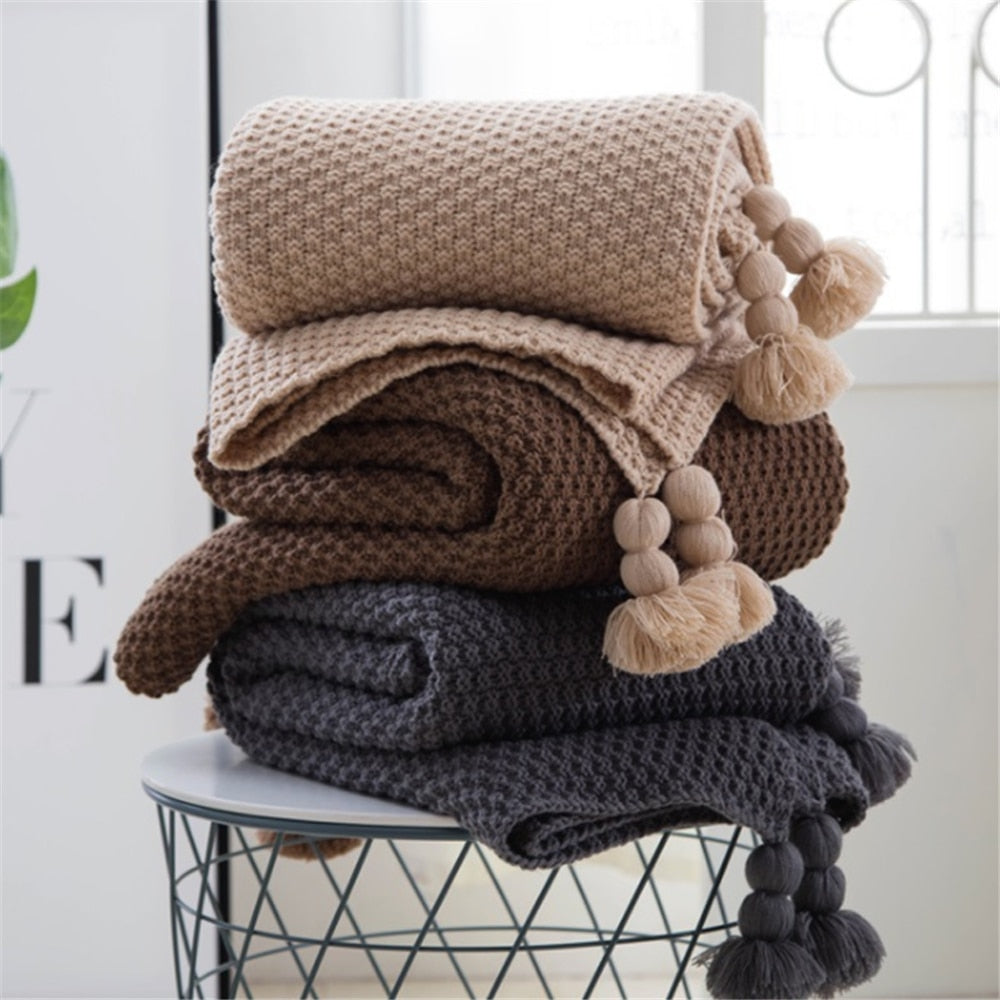 Plaids en maille à pompons