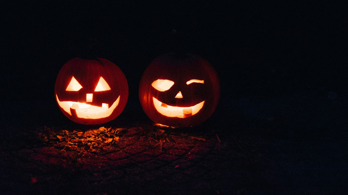 Citrouilles d'Halloween illuminées la nuit